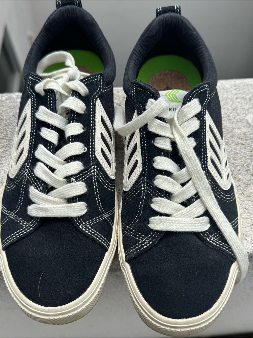Cariuma Black Canvas Sneakers size 8.5